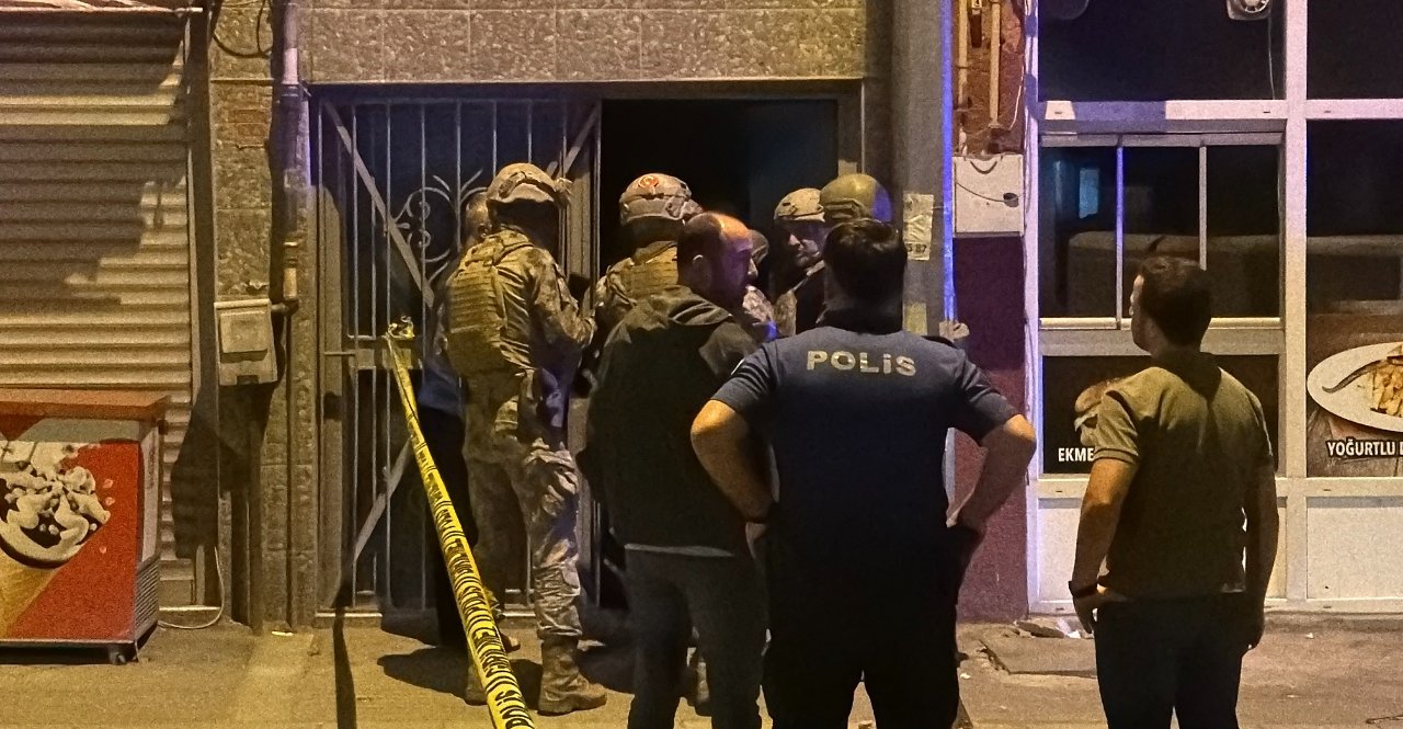 Çatıdan çatıya dolaştı, polisi saatlerce uğraştırdı! O anlar kamerada