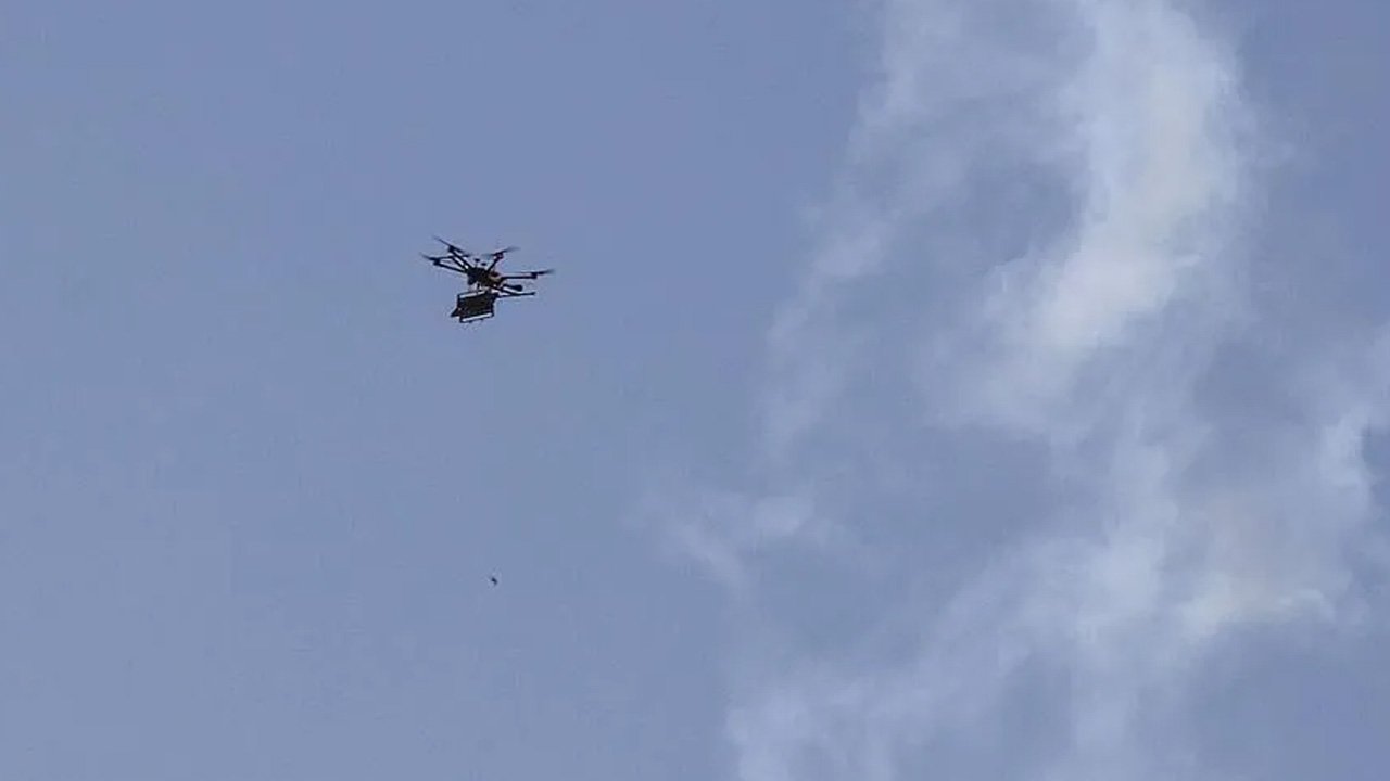 Ceviz ağacına düşen İHA korkuttu! Vatandaşlar tahliye edildi