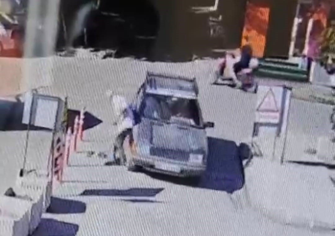 El sıkışıp helalleştiler! Sitem sonrası tatlı ziyaret! Kendisine çarpıp kaçtı sanmıştı, gerçek başka çıktı