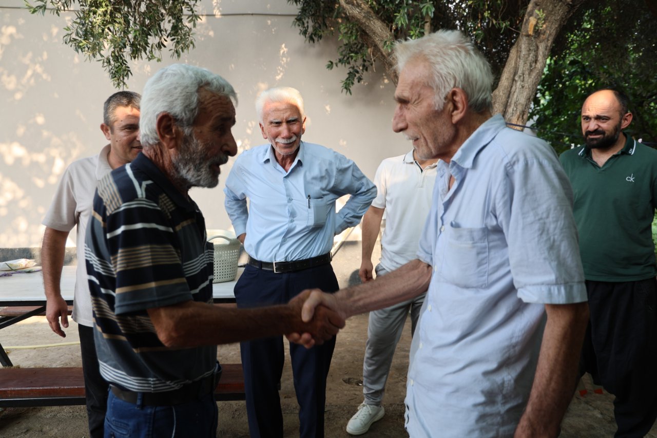 El sıkışıp helalleştiler! Sitem sonrası tatlı ziyaret! Kendisine çarpıp kaçtı sanmıştı, gerçek başka çıktı