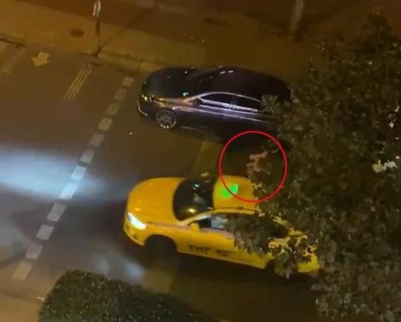 Evlere taş attı, araçlara zarar verdi! Mahallelinin intikamı sert oldu