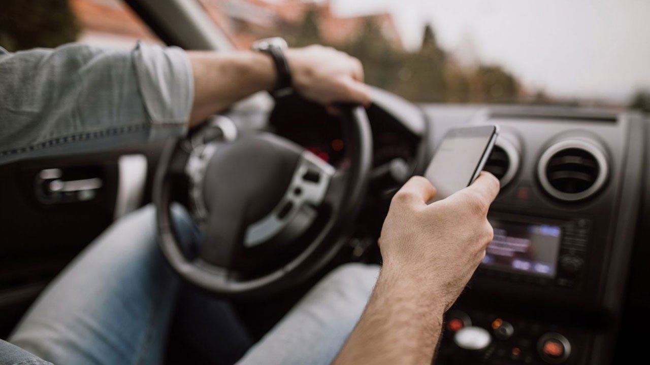 İhlallerde telefon yine zirvede! Fahri trafik müfettişleri 76 bin 371 tutanak tuttu