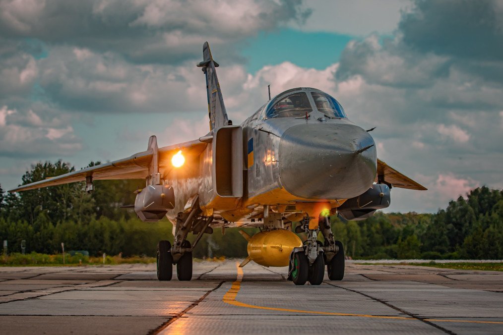 Ukrayna Hava Kuvvetleri’ne ait, iki adet Storm Shadow/SCALP seyir füzesiyle donatılmış Su-24M savaş uçağı.