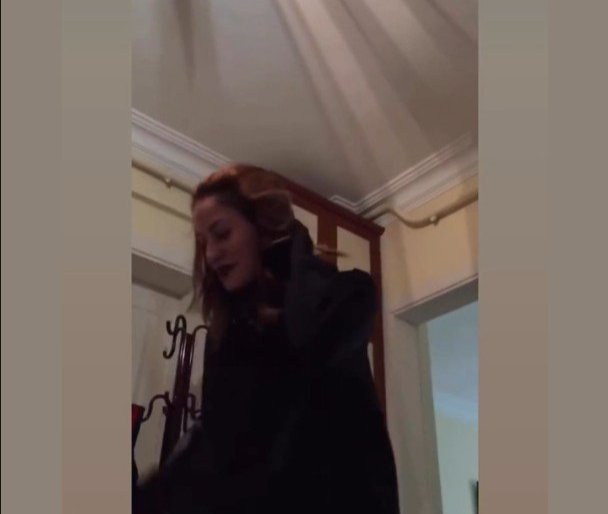 Kaplumbağayı tekmeleyip ezdi! Tüyler ürperten videoya tepki yağıyor: Bulun bu caniyi!