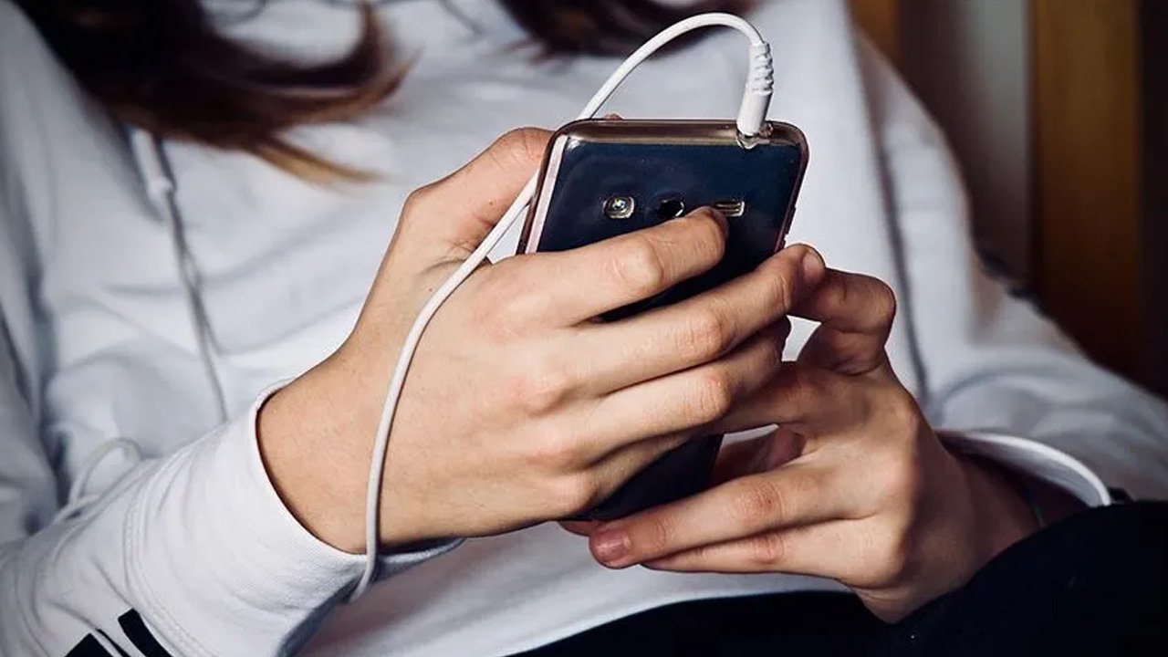 Liselerde cep telefonu yasağı geliyor! Macron tarih verdi
