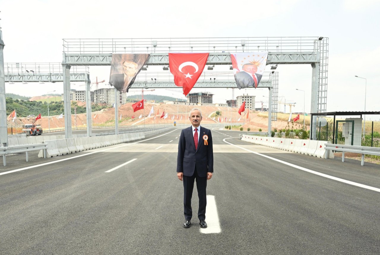 Milyonlarca sürücü için müjde! Bakan Uraloğlu açıkladı! Gişeler tarihe karışıyor, 8 istasyona daha geliyor