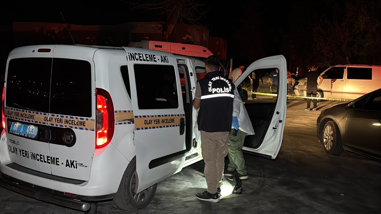 Minibüsün tavanına bağlı ipte asılı bulundu! Korkunç ölümde şüpheli bulgular