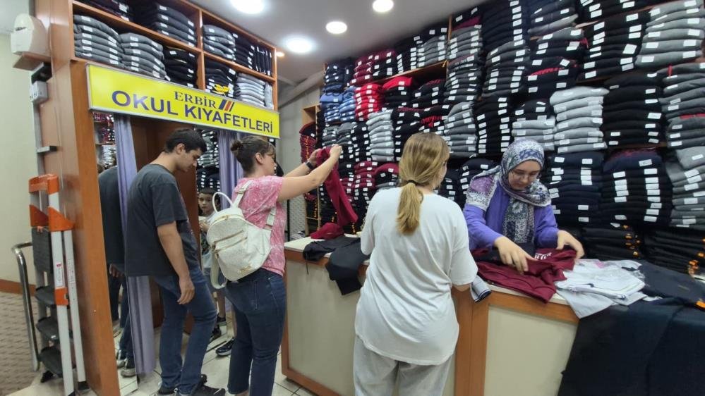 Okul kıyafeti alışverişinde yoğunluk başladı! En uygun setin fiyatı belli oldu