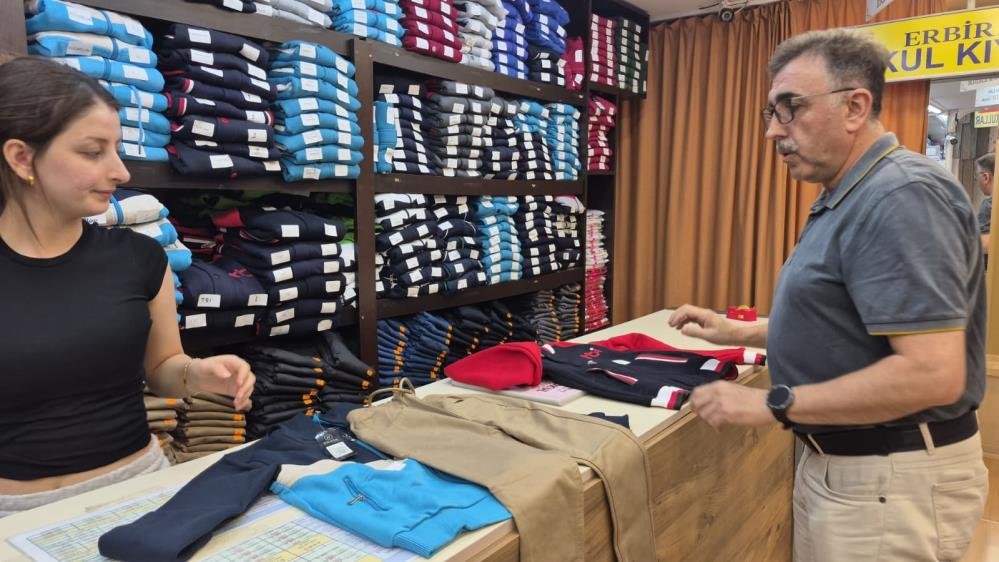 Okul kıyafeti alışverişinde yoğunluk başladı! En uygun setin fiyatı belli oldu