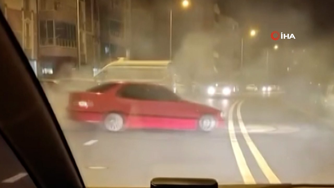 Sivas'ta tehlikeli şov! Mahalle arasında drift atan sürücü kamerada