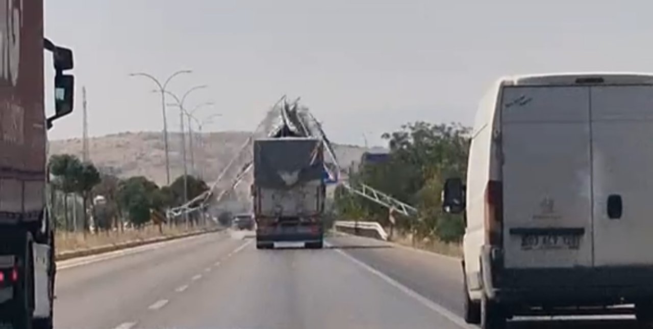 Uyarılara aldırış etmedi! Açık kalan damper dev yön tabelasını yerle bir etti