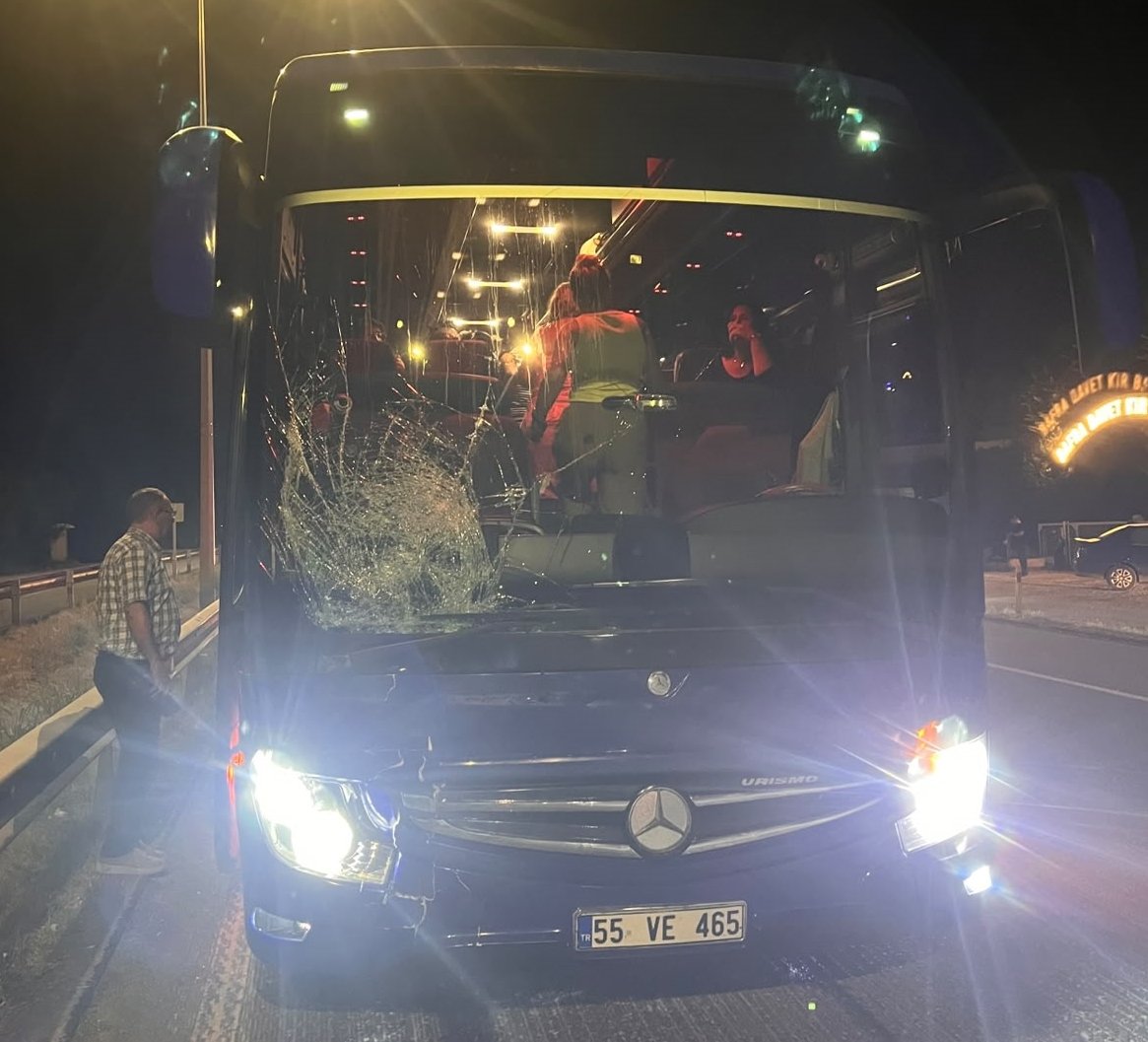 Yürek dağlayan kaza anı kamerada! 17 yaşındaki gence tur otobüsü çarptı! Başını yola çaptı, hayatını kaybetti