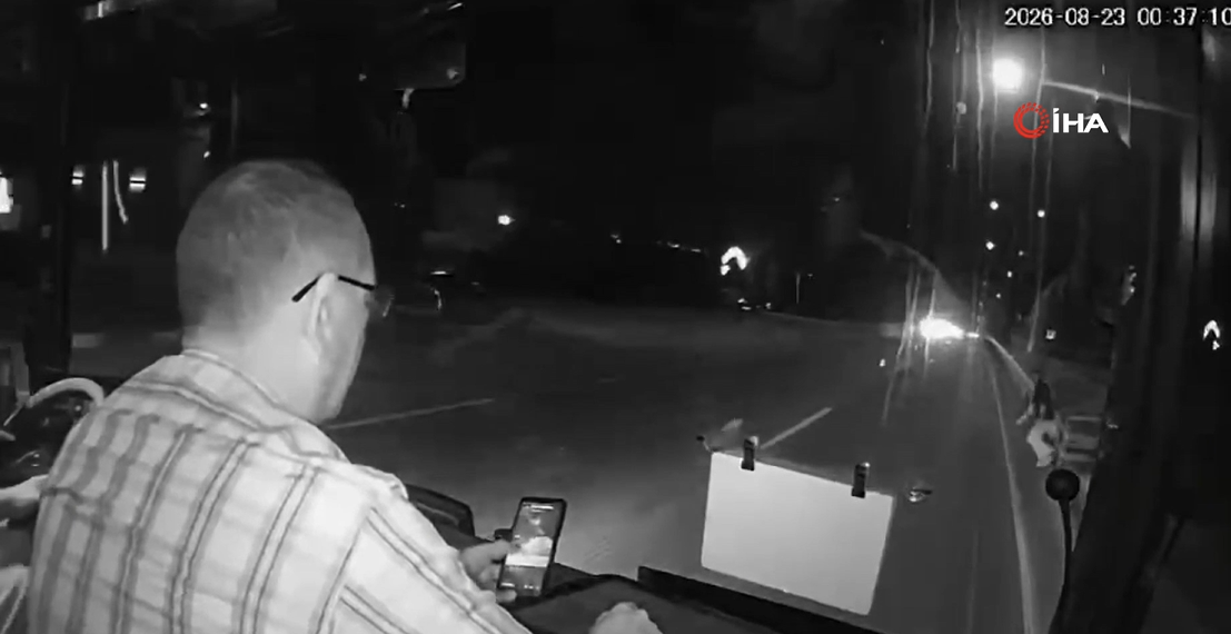Yürek dağlayan kaza anı kamerada! 17 yaşındaki gence tur otobüsü çarptı! Başını yola çaptı, hayatını kaybetti
