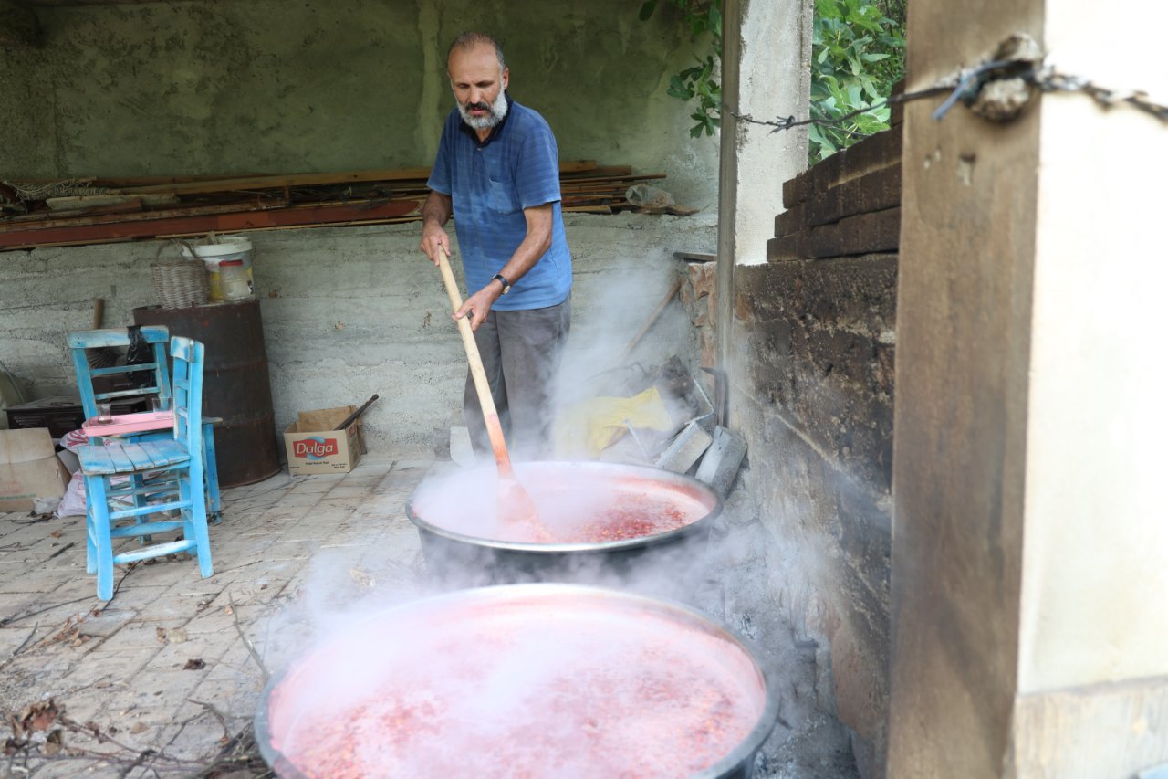 Adananın geleneksel lezzetinde mesai başladı! 6 saat kaynıyor, 1.000 TLye satılıyor