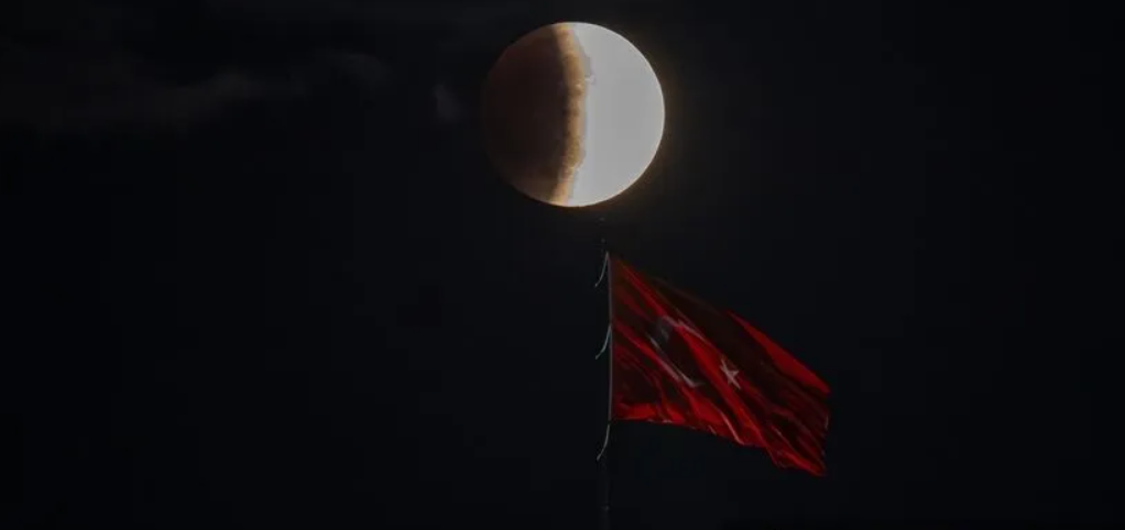 Ay tutulması için saatler kaldı! Kanlı Ay tutulması ne zaman, Türkiyede saat kaçta görülecek?