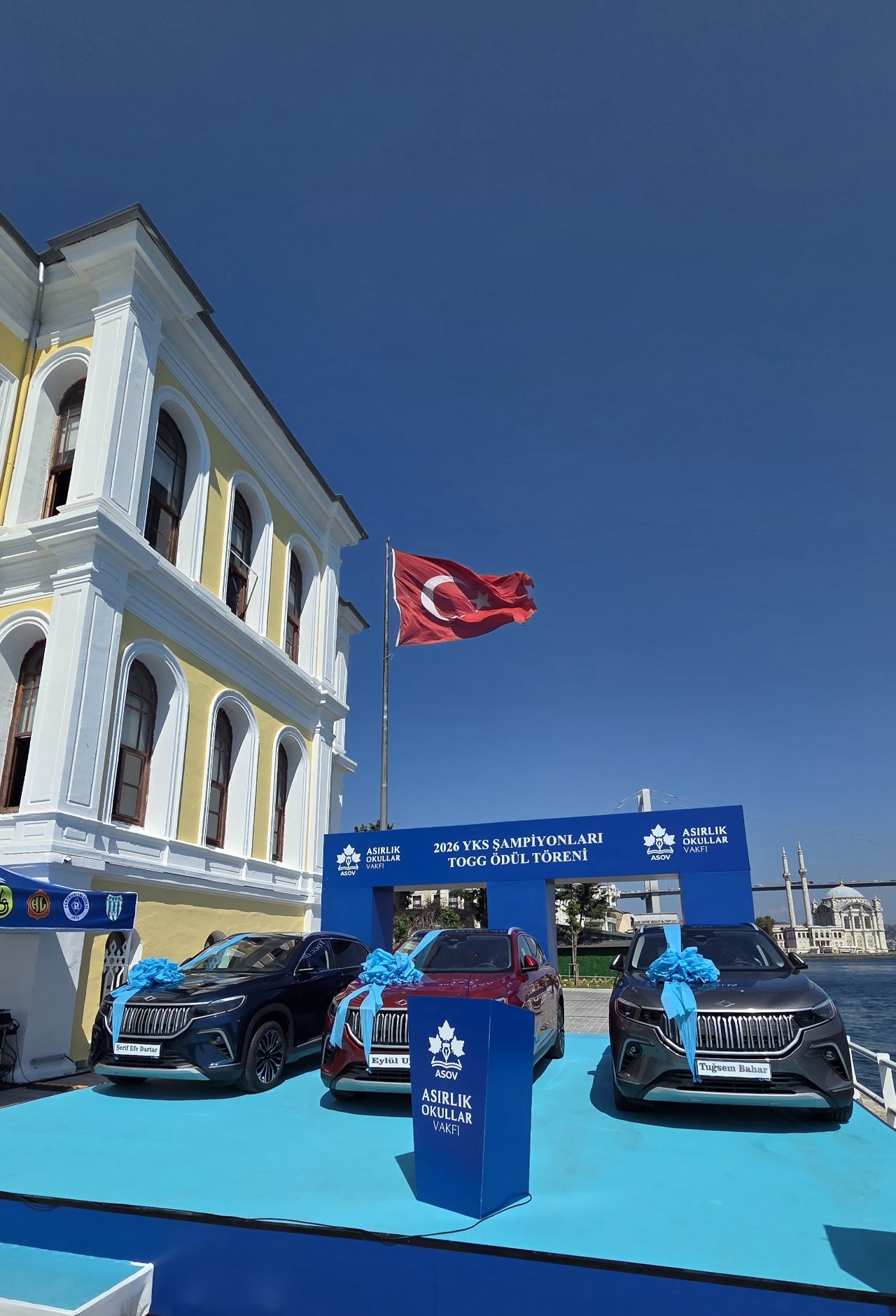 Böyle ödül ne görüldü ne duyuldu! 118 yıllık lise, YKS birincilerine TOGG hediye etti