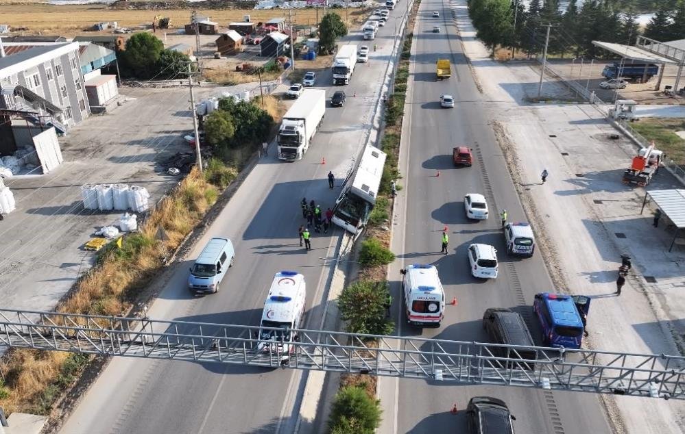 Burdurda tur otobüsü devrildi, Ukraynalı 34 turist yara almadan kurtuldu
