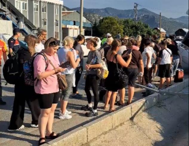 Burdurda tur otobüsü devrildi, Ukraynalı 34 turist yara almadan kurtuldu