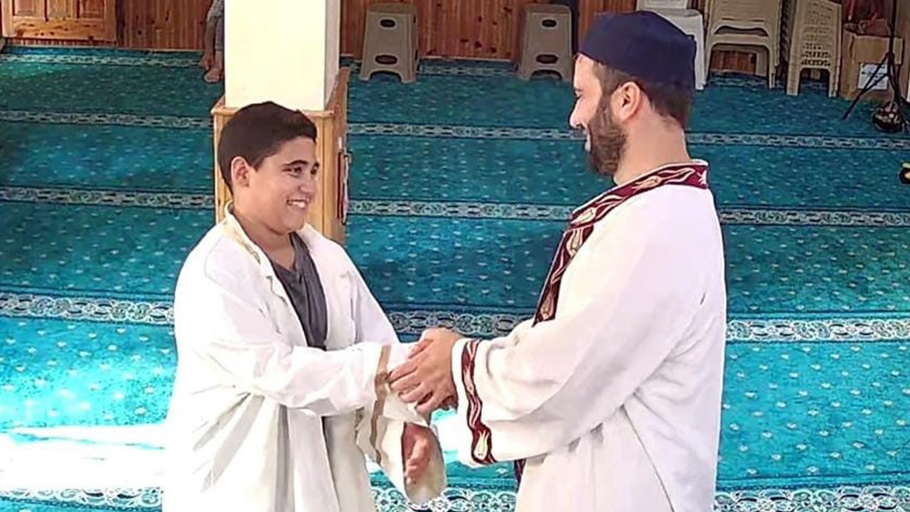 Camide yürek ısıtan anlar! Şortla namaza gelen çocuğa, imamdan jest