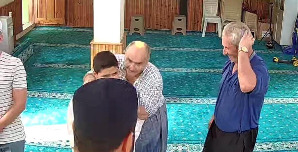 Camide yürek ısıtan anlar! Şortla namaza gelen çocuğa, imamdan jest