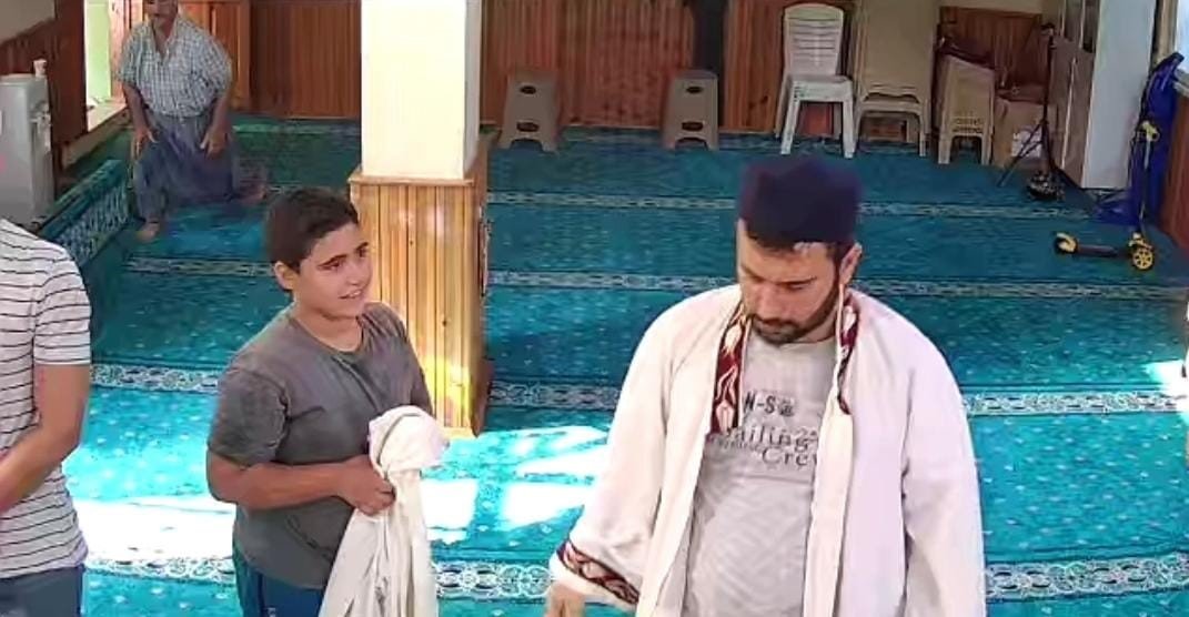 Camide yürek ısıtan anlar! Şortla namaza gelen çocuğa, imamdan jest