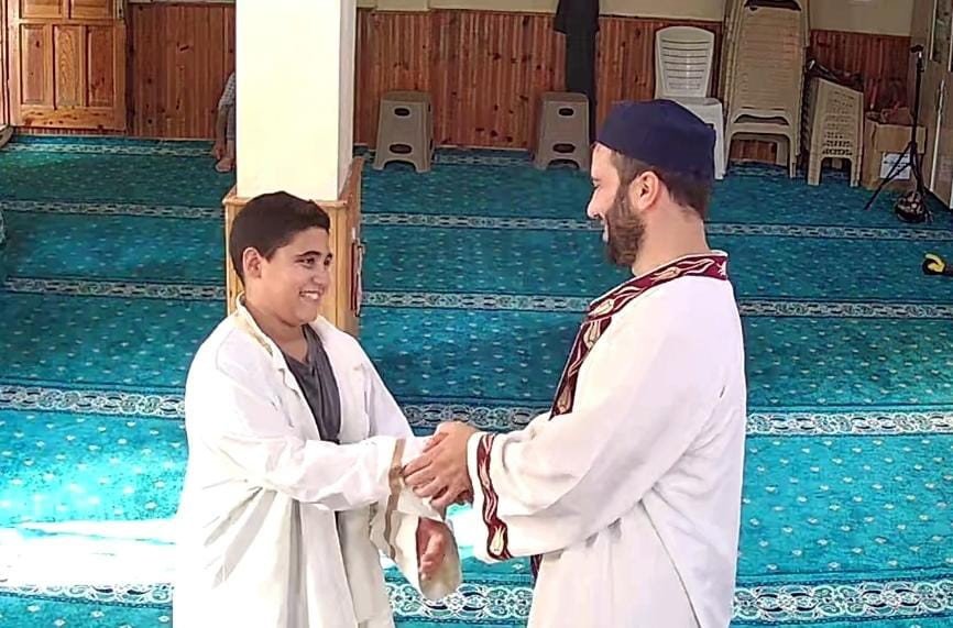 Camide yürek ısıtan anlar! Şortla namaza gelen çocuğa, imamdan jest