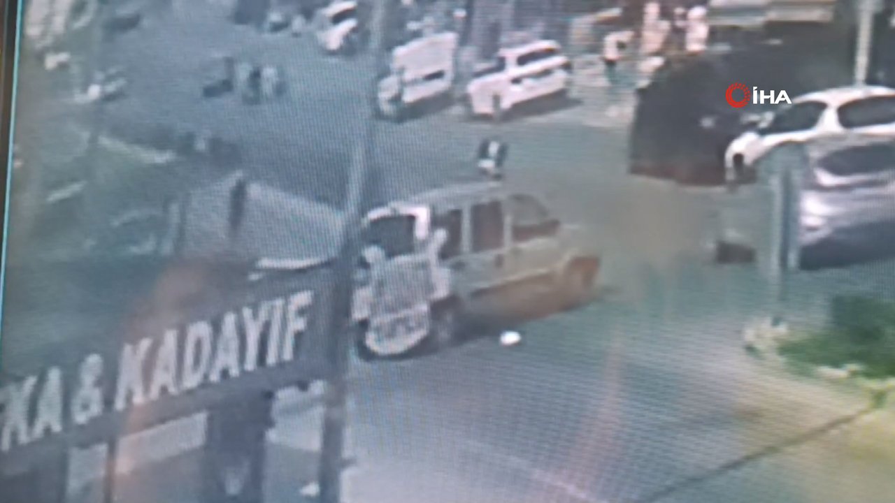 Dönüş için geniş manevra aldı, kaza kaçınılmaz oldu! O anlar kamerada