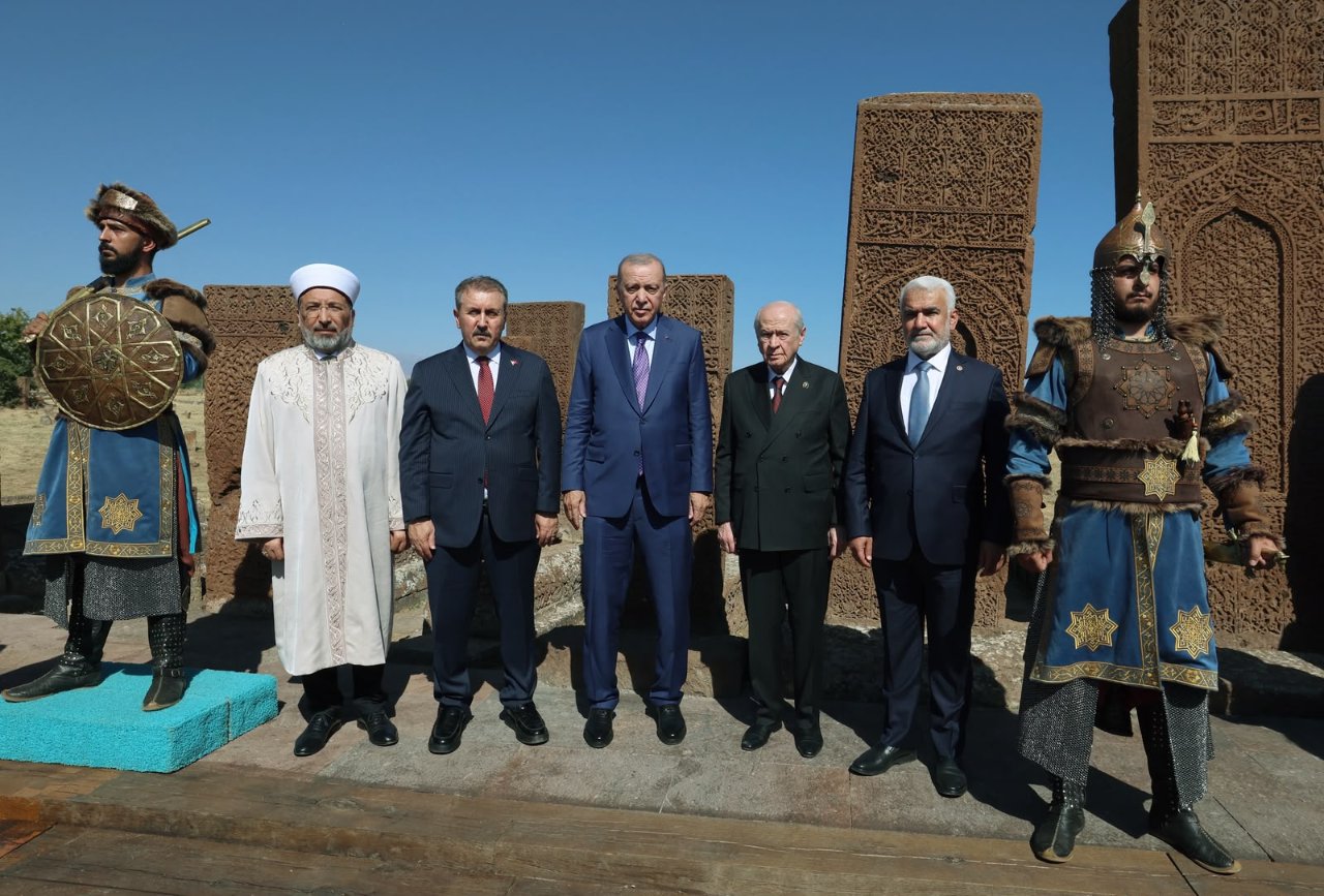 Erdoğan'dan Ahlat'ta 'terörsüz Türkiye' mesajı! "Yeni bir dönemin kapıları açılacak"