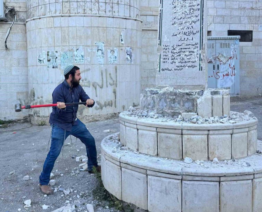 İsrail ordusu yolu kapattı, milletvekili balyozla saldırdı: Terör eylemini canlı canlı kaydetti!