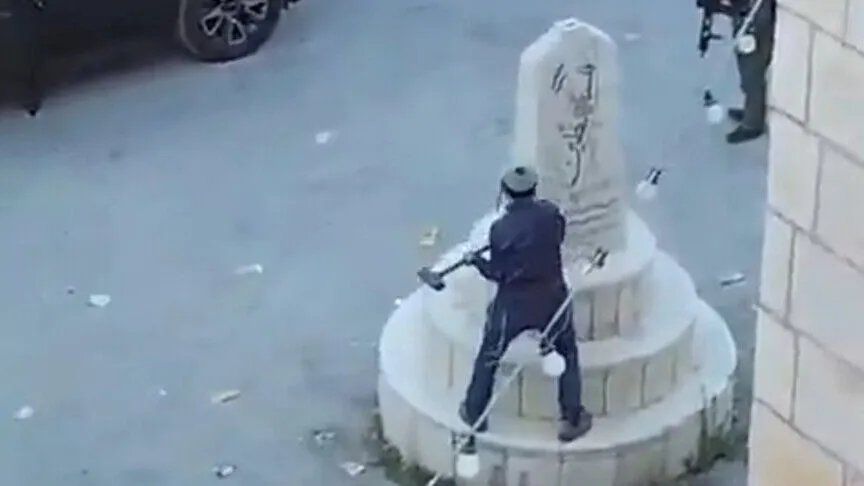 İsrail ordusu yolu kapattı, milletvekili balyozla saldırdı: Terör eylemini canlı canlı kaydetti!