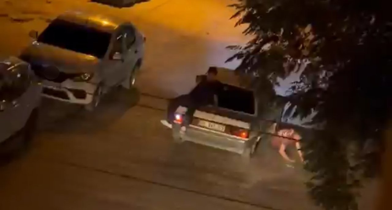 Otomobilden düşen genç altında ezilmekten son anda kurtuldu! O anlar kamerada