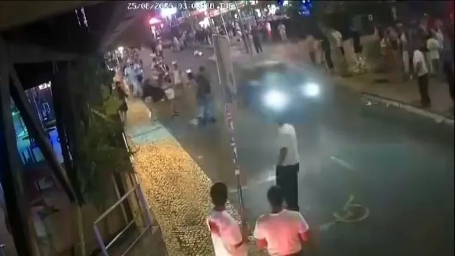 Polis havaya ateş açtı ama durmadı: Alkollü sürücü dehşet saçtı, 2'si polis 12 kişiyi ezdi!