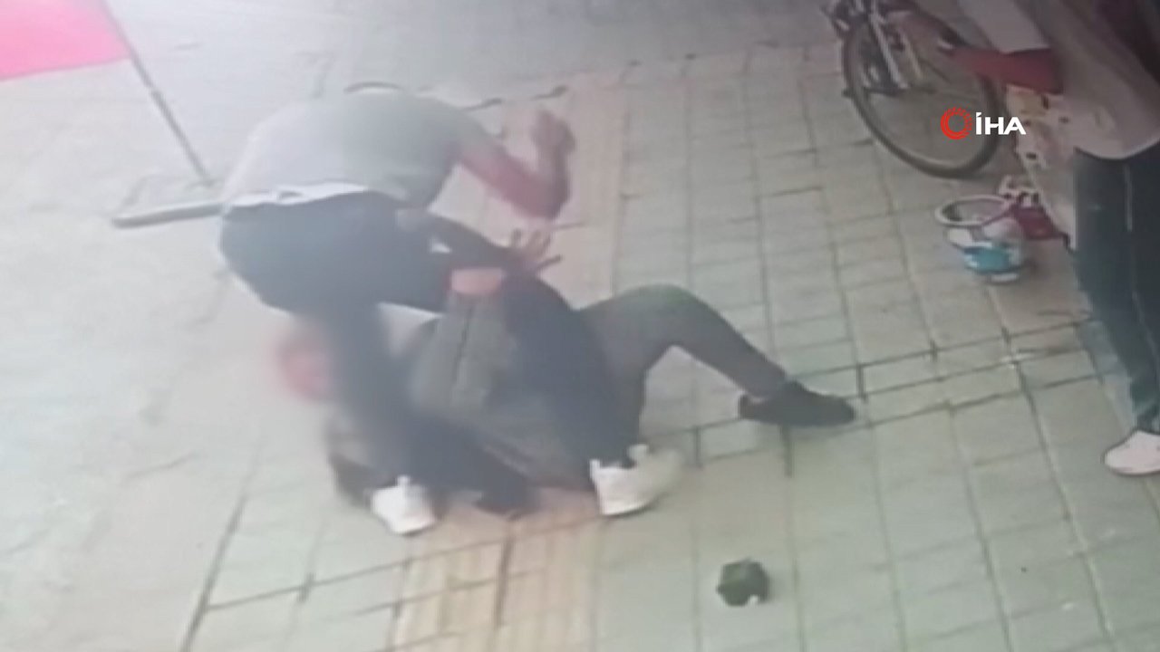 Sokak ortasında dehşet kamerada! Eski eşini defalarca bıçaklayıp kaçtı