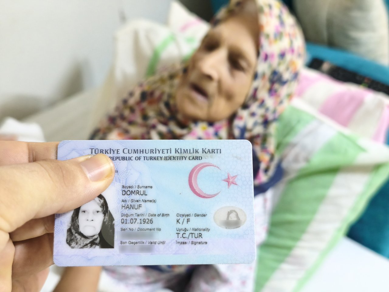 Tarihe tanıklık eden Hanuf Teyze! Torununun torununu gördü! Kimliğe göre 100, resmi olmayan kayıtlara göre 111 yaşında