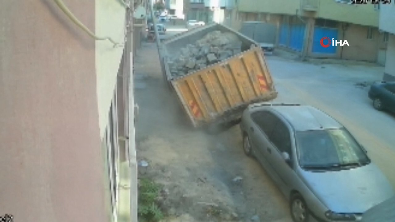 Yol çöktü, tonlarca yüklü kamyon yere gömüldü! O anlar kamerada