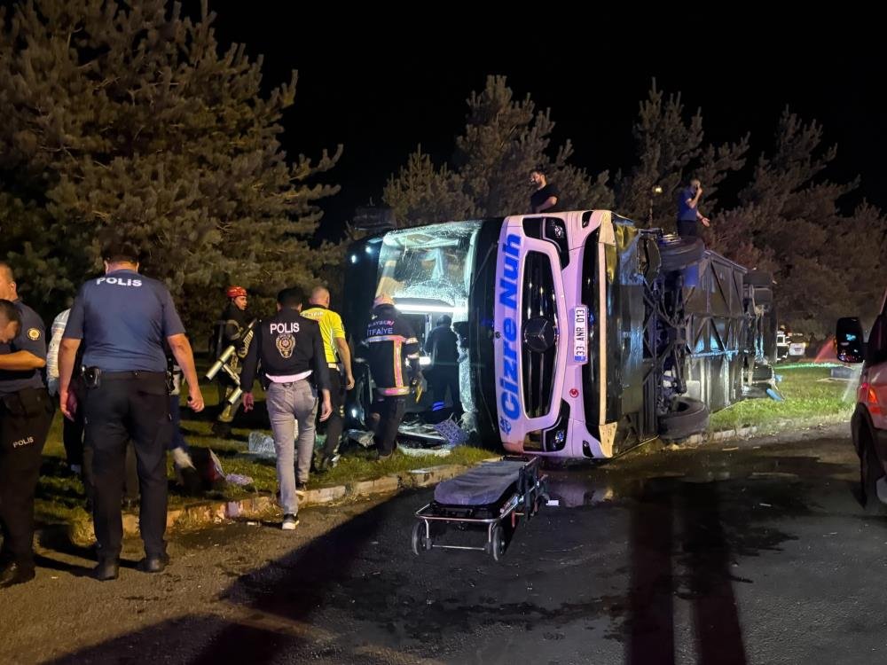 Yolcu otobüsü, yakıt tankeri ile çarpıştı! Yaralılar var