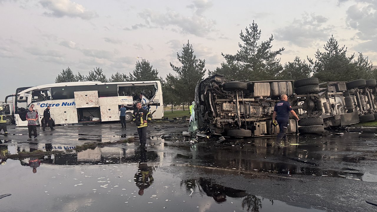 Yolcu otobüsü, yakıt tankeri ile çarpıştı! Yaralılar var