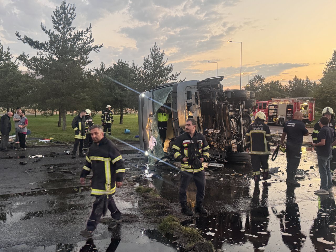 Yolcu otobüsü, yakıt tankeri ile çarpıştı! Yaralılar var