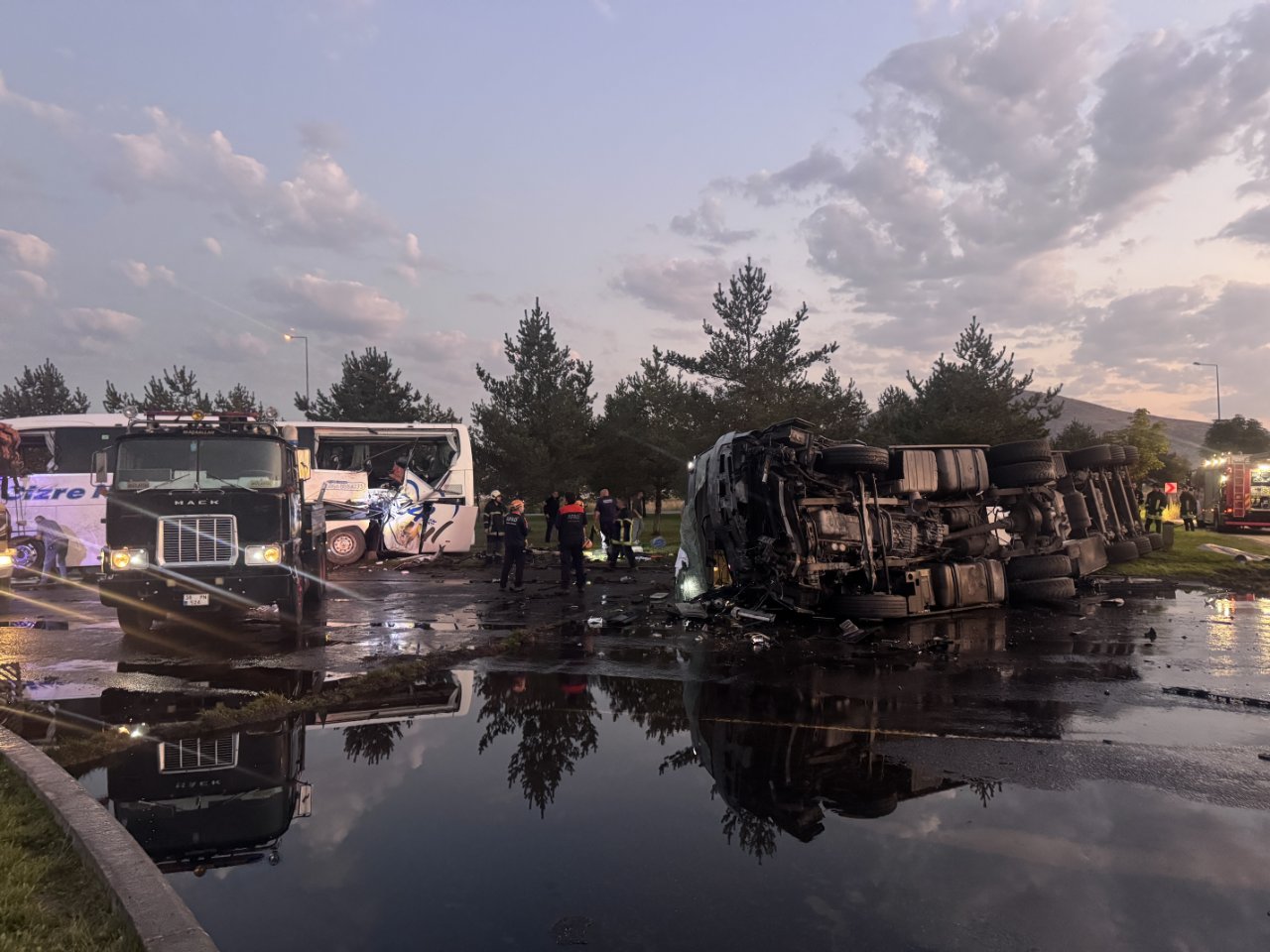 Yolcu otobüsü, yakıt tankeri ile çarpıştı! Yaralılar var