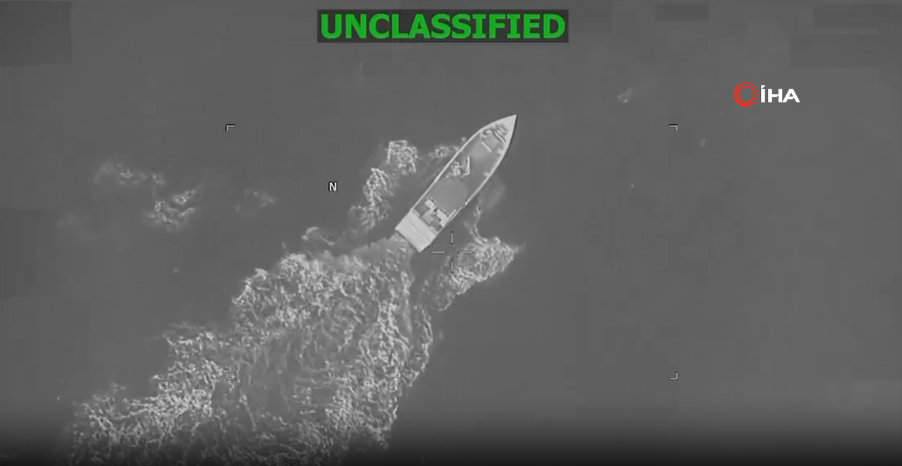 ABD, uyuşturucu taşıyan tekneyi vurdu! 4 ölü