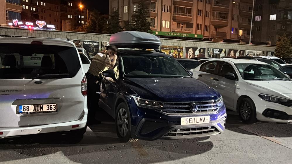 Annesini arabada bırakıp kafeye gitti! Yaşlı kadın 1,5 saat kurtarılmayı bekledi