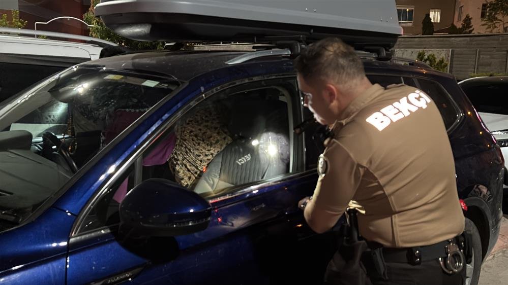 Annesini arabada bırakıp kafeye gitti! Yaşlı kadın 1,5 saat kurtarılmayı bekledi