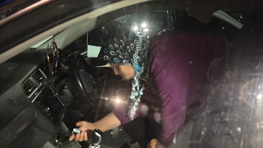 Annesini arabada bırakıp kafeye gitti! Yaşlı kadın 1,5 saat kurtarılmayı bekledi