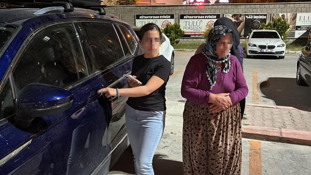 Annesini arabada bırakıp kafeye gitti! Yaşlı kadın 1,5 saat kurtarılmayı bekledi