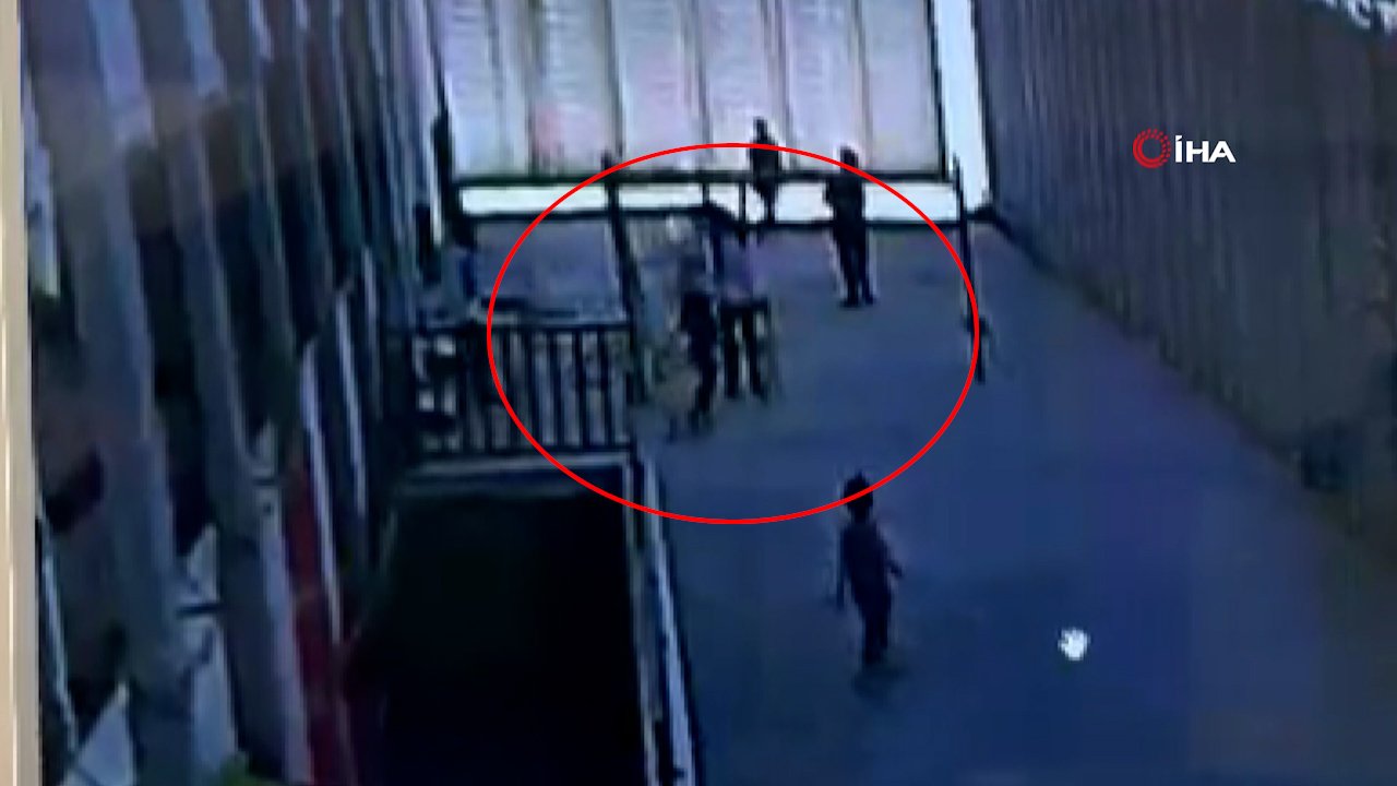 Arnavutköy’de 4 yaşındaki çocuğun üzerine kale direği devrildi! O anlar kamerada