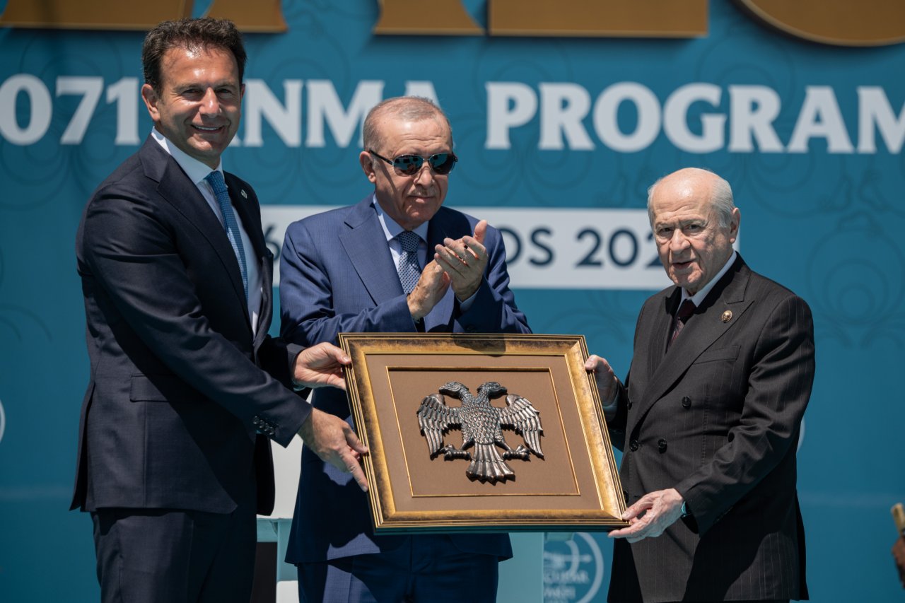 Cumhurbaşkanı Recep Tayyip Erdoğan, Malazgirt Zaferi'nin 955. yıl dönümü etkinlikleri kapsamında, Malazgirt Meydan Muharebesi Tarihi Milli Parkı'nda gerçekleştirilen Malazgirt 1071 Anma Programı'na katıldı. MHP Genel Başkanı Devlet Bahçeli (sağda) ve Okçular Vakfı Başkanı Hüseyin Ersan Topbaş (solda), programda yer aldı. Programda, hediye takdimi gerçekleştirildi.