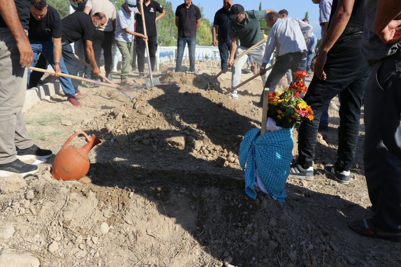 Bir babanın taşıdığı en acı yük! Eşi ve bebeğini aynı gün toprağa verdi