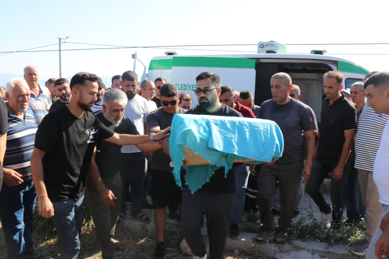 Bir babanın taşıdığı en acı yük! Eşi ve bebeğini aynı gün toprağa verdi