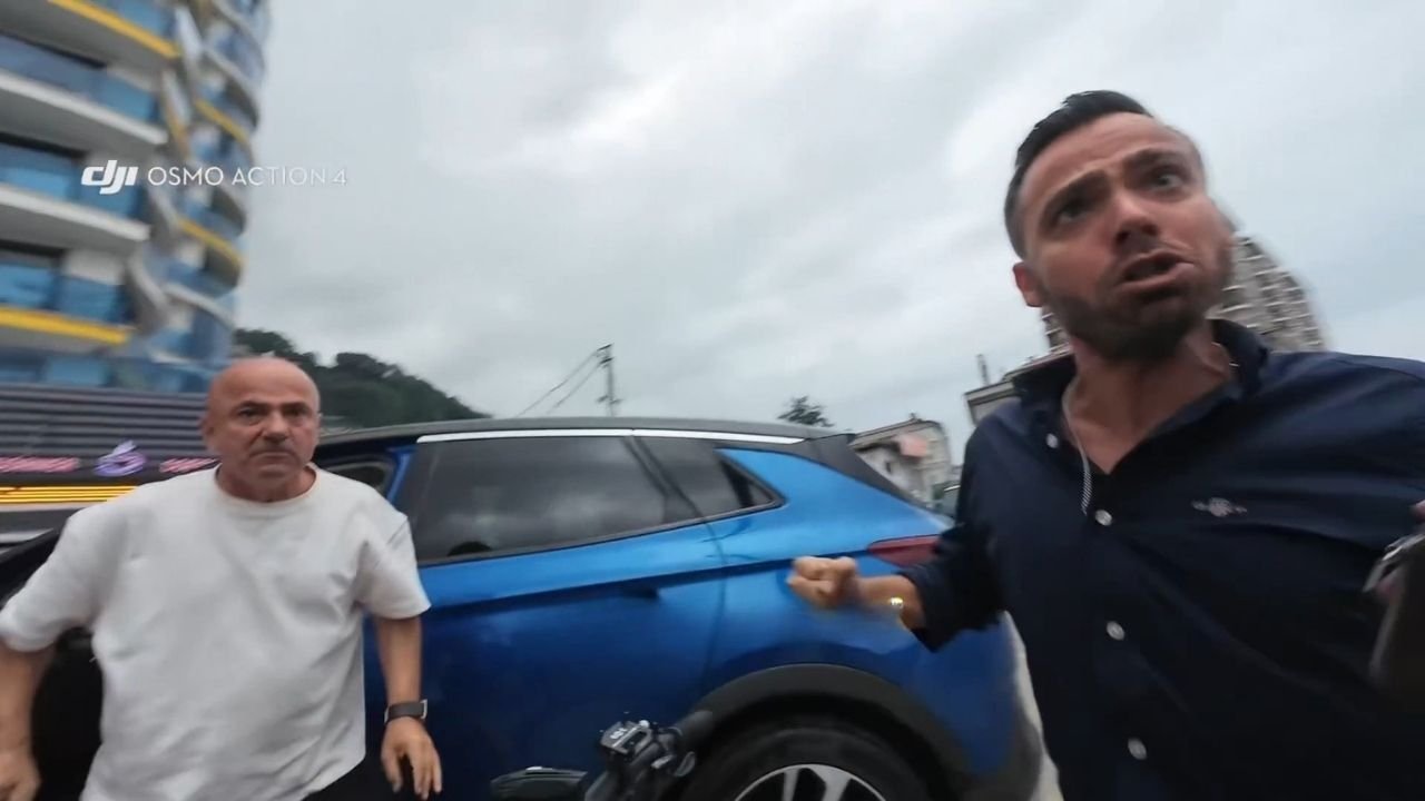 Bisiklet sürücüsüne çifte dehşete 360 bin TL ceza! Hakaret ettiler, yumrukladılar! Saldırı anları kamerada