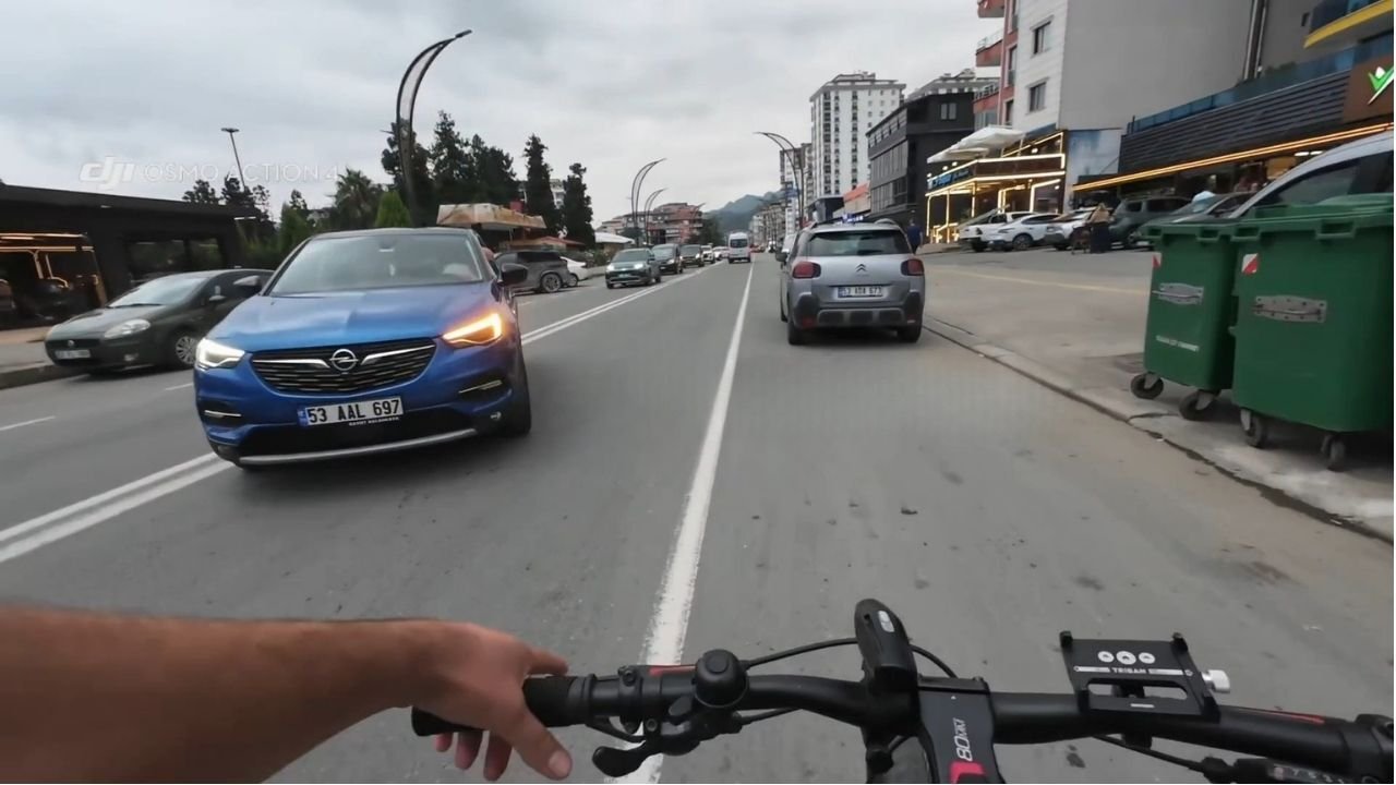 Bisiklet sürücüsüne çifte dehşete 360 bin TL ceza! Hakaret ettiler, yumrukladılar! Saldırı anları kamerada